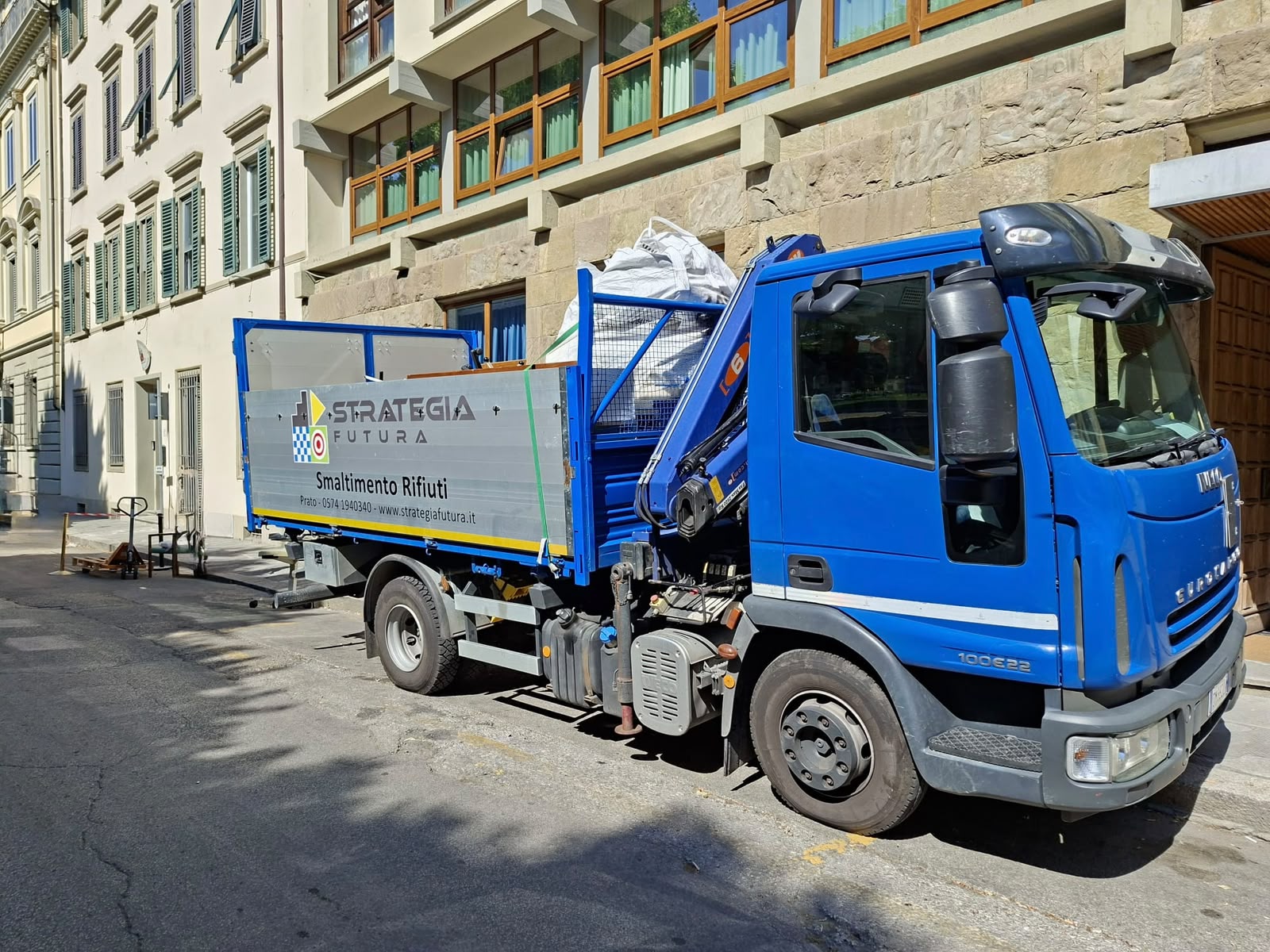 Camion Strategia Futura per smaltimento rifiuti in centro città
